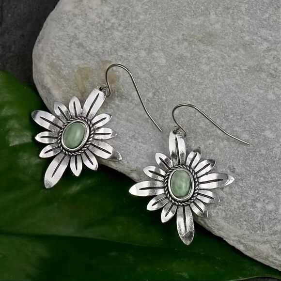 New! Flower Shape Earrings With Silver Tone Zinc Alloy - Picture 1 of 4